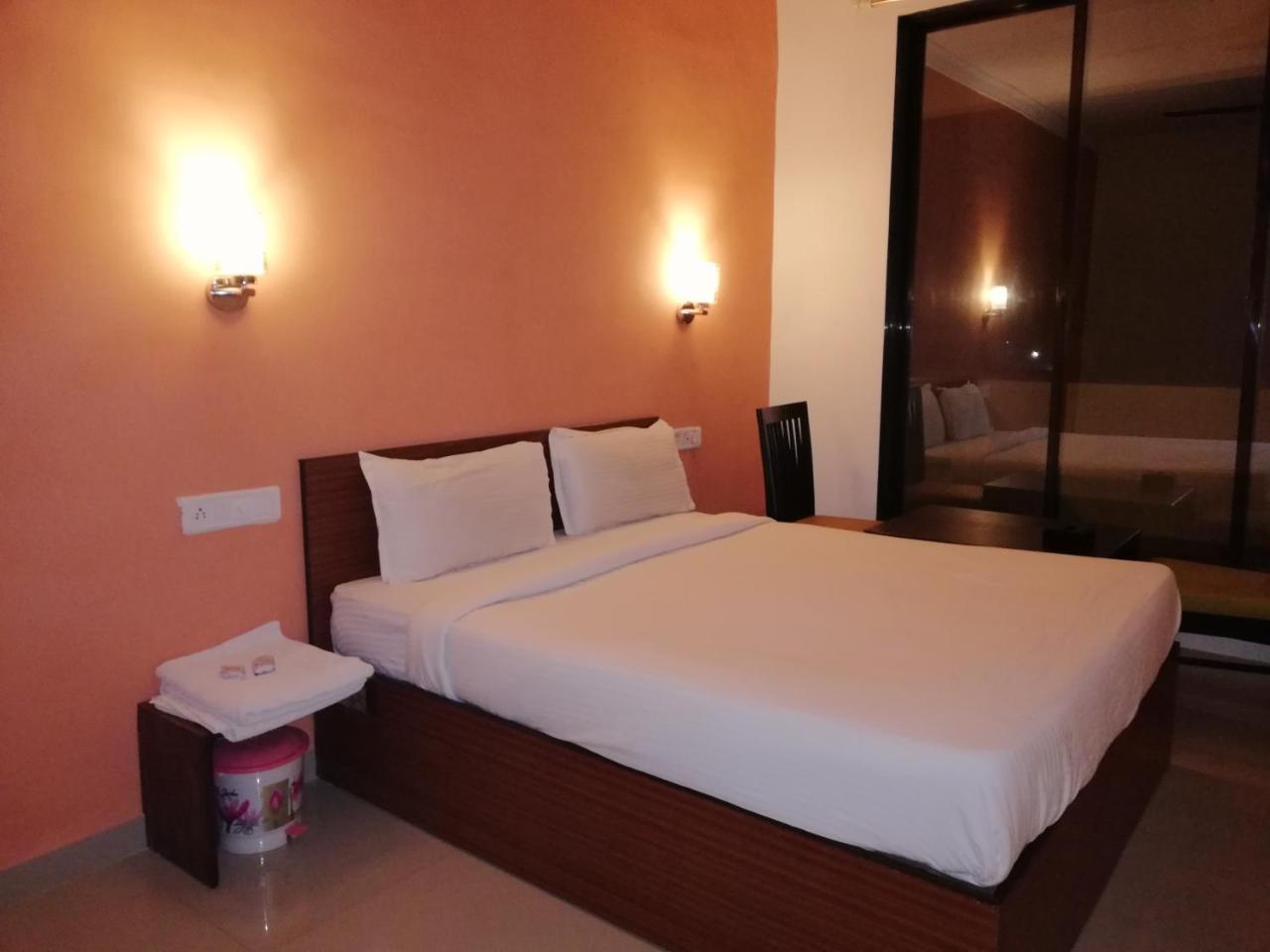 Elite Inn لونافالا المظهر الخارجي الصورة